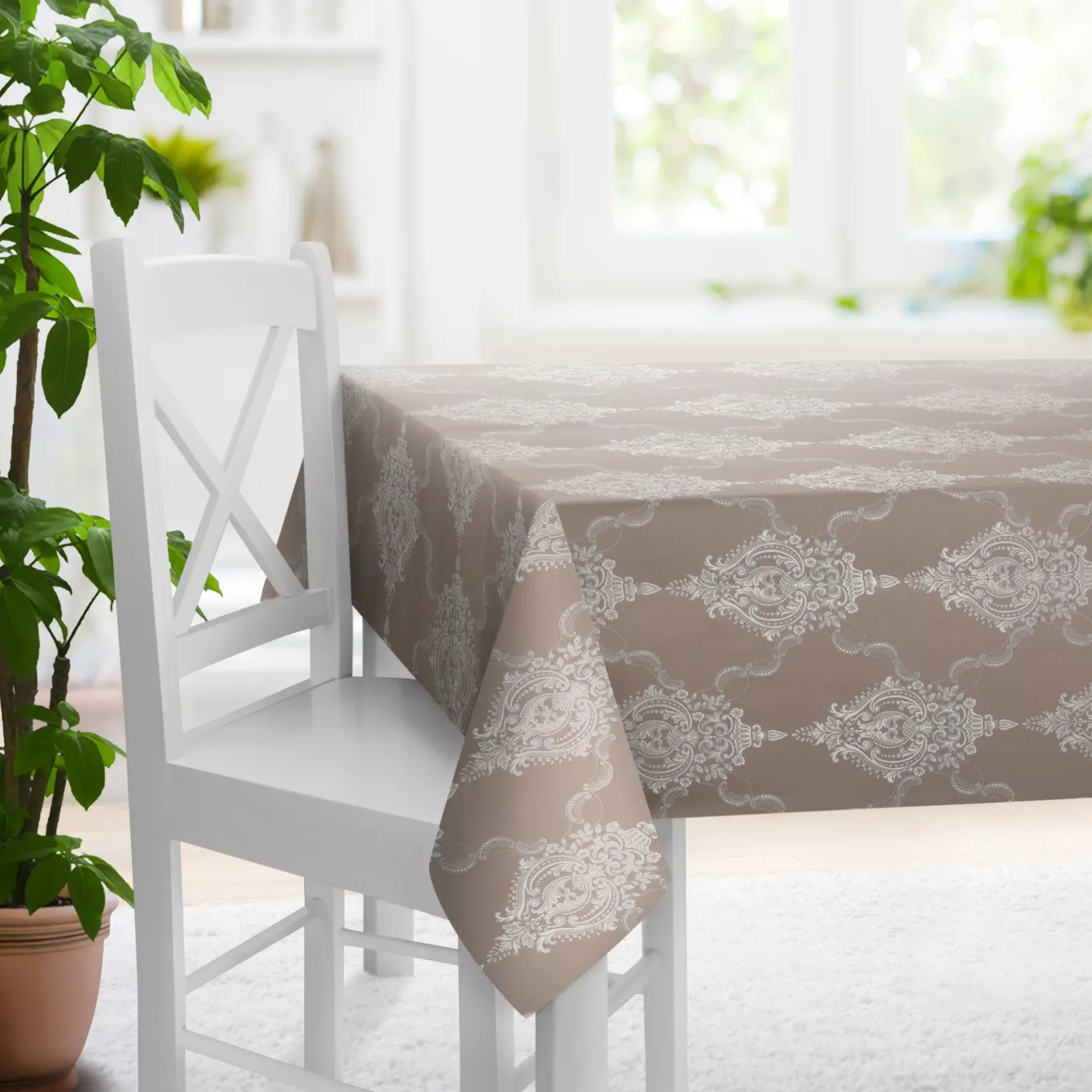 Obrus na wymiar ciemnobeżowo srebrny z eleganckiej tkaniny w duży ornamentowy wzór