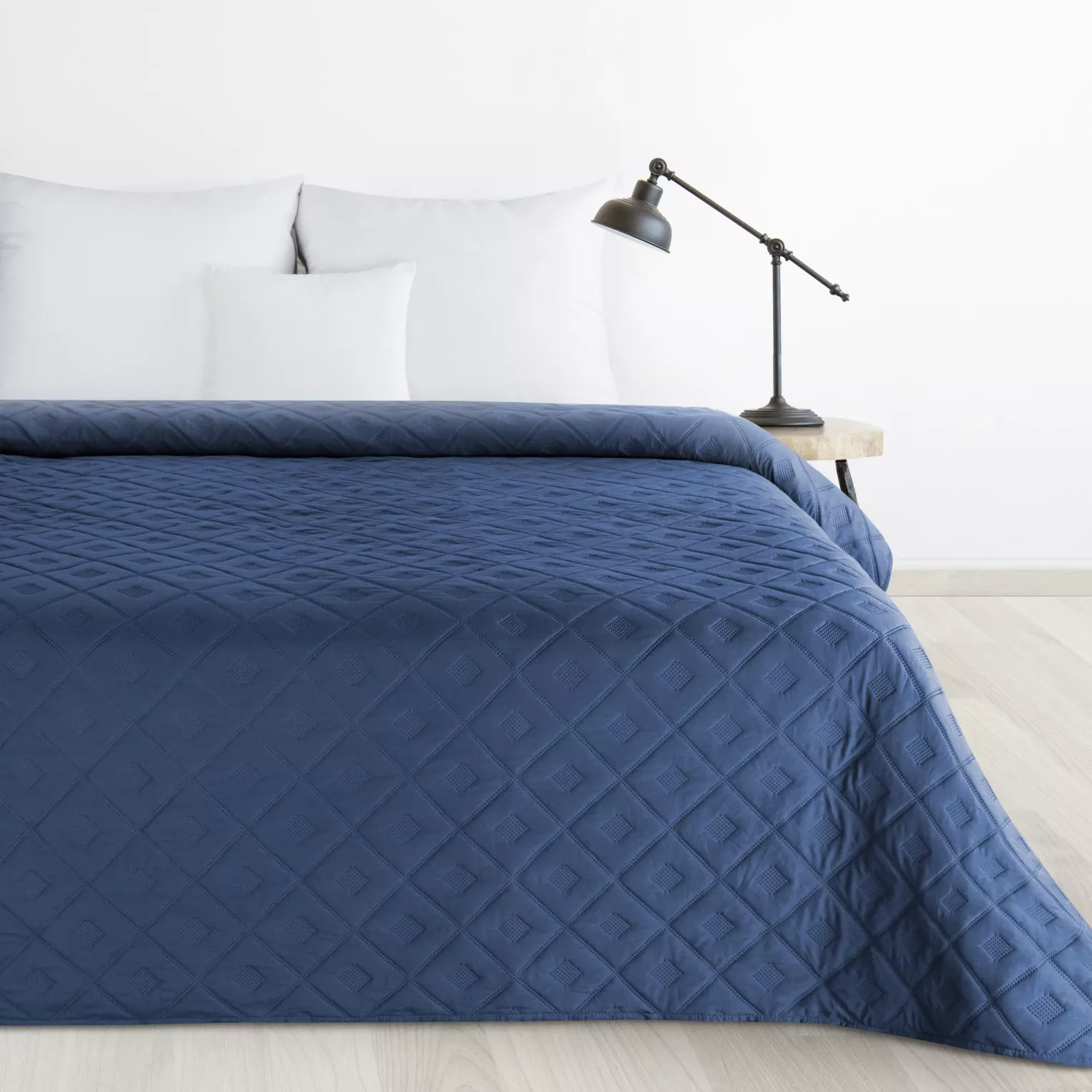 Narzuta granatowa 200x220 cm z geometrycznym wzorem wykonana techniką hot press ALARA 6 DESIGN 91 Eurofirany