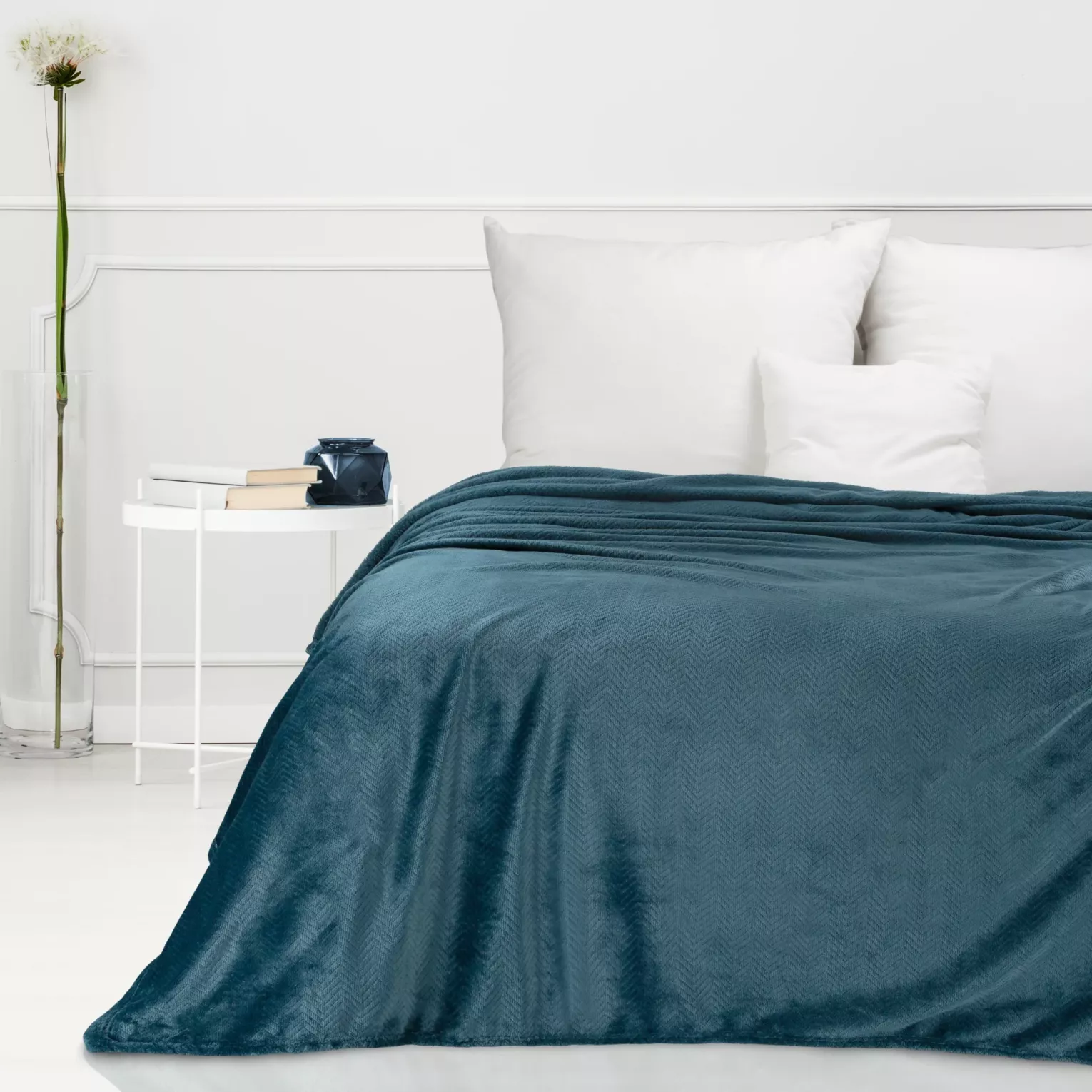 Koc  150x200 cm granatowy miękki w dotyku z wytłaczanym wzorem jodełki CINDY 5 DESIGN 91 Eurofirany