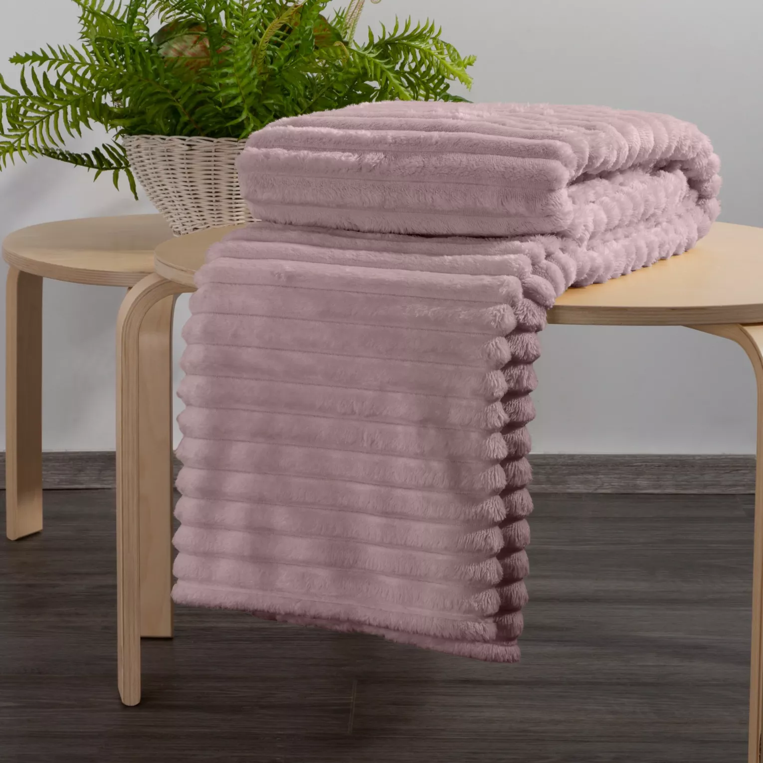 Koc flano 170x210 cm pudrowo różowy zdobiony wytłaczanym wzorem z efektem 3D SOFT DESIGN 91 Eurofirany