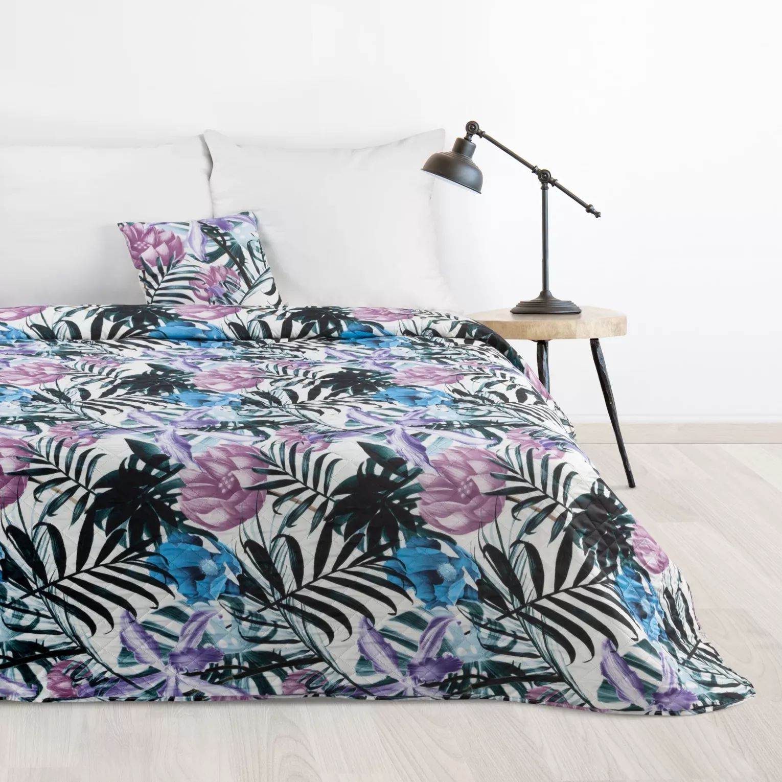 Narzuta biało, ciemnozielona 200x220 cm z nadrukiem egzotycznych liści i kwiatów pikowana techniką hot press MALIBU DESIGN 91 Eurofirany