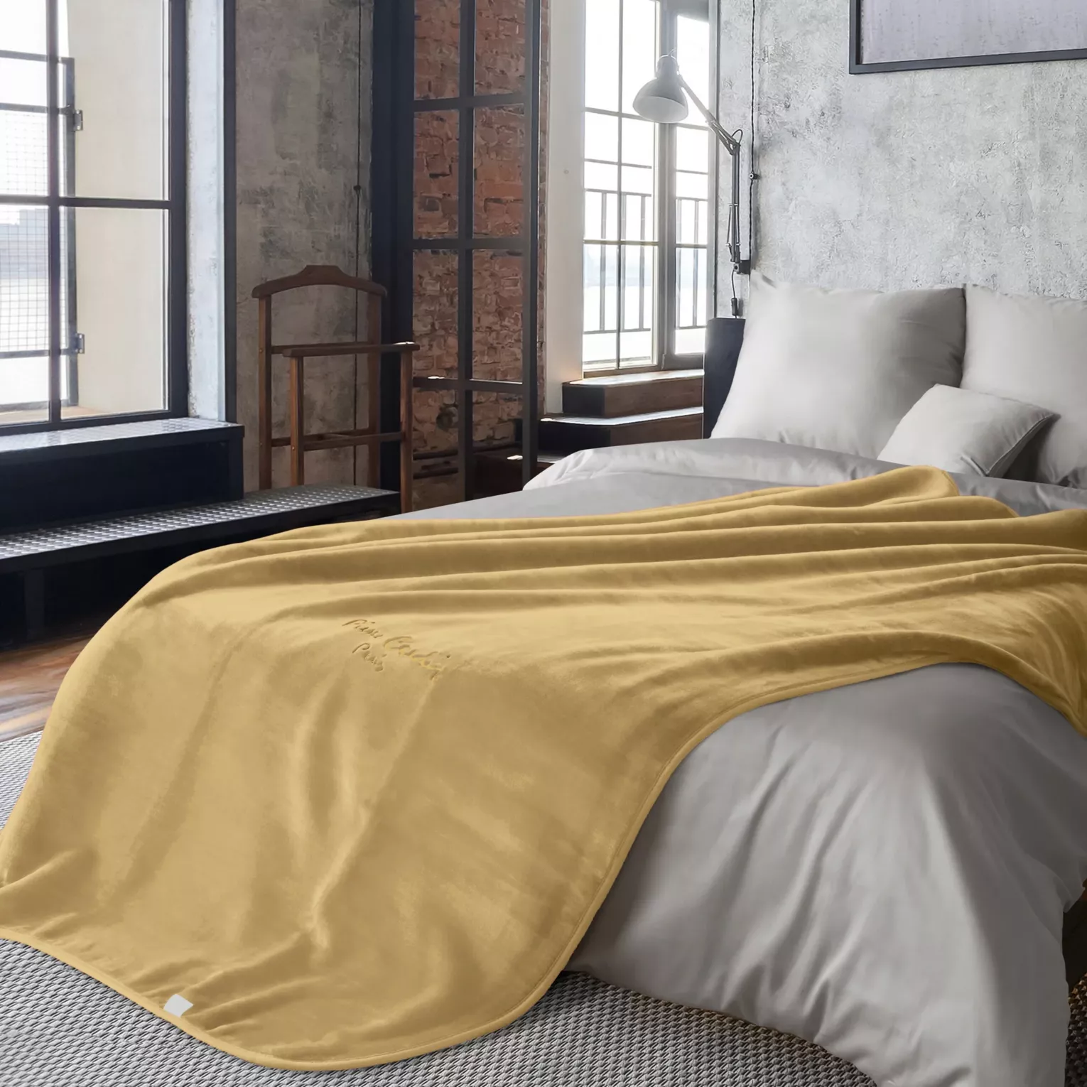 Koc  220x240 cm miodowy o wysokiej gramaturze z haftowanym logo CLARA PIERRE CARDIN Eurofirany