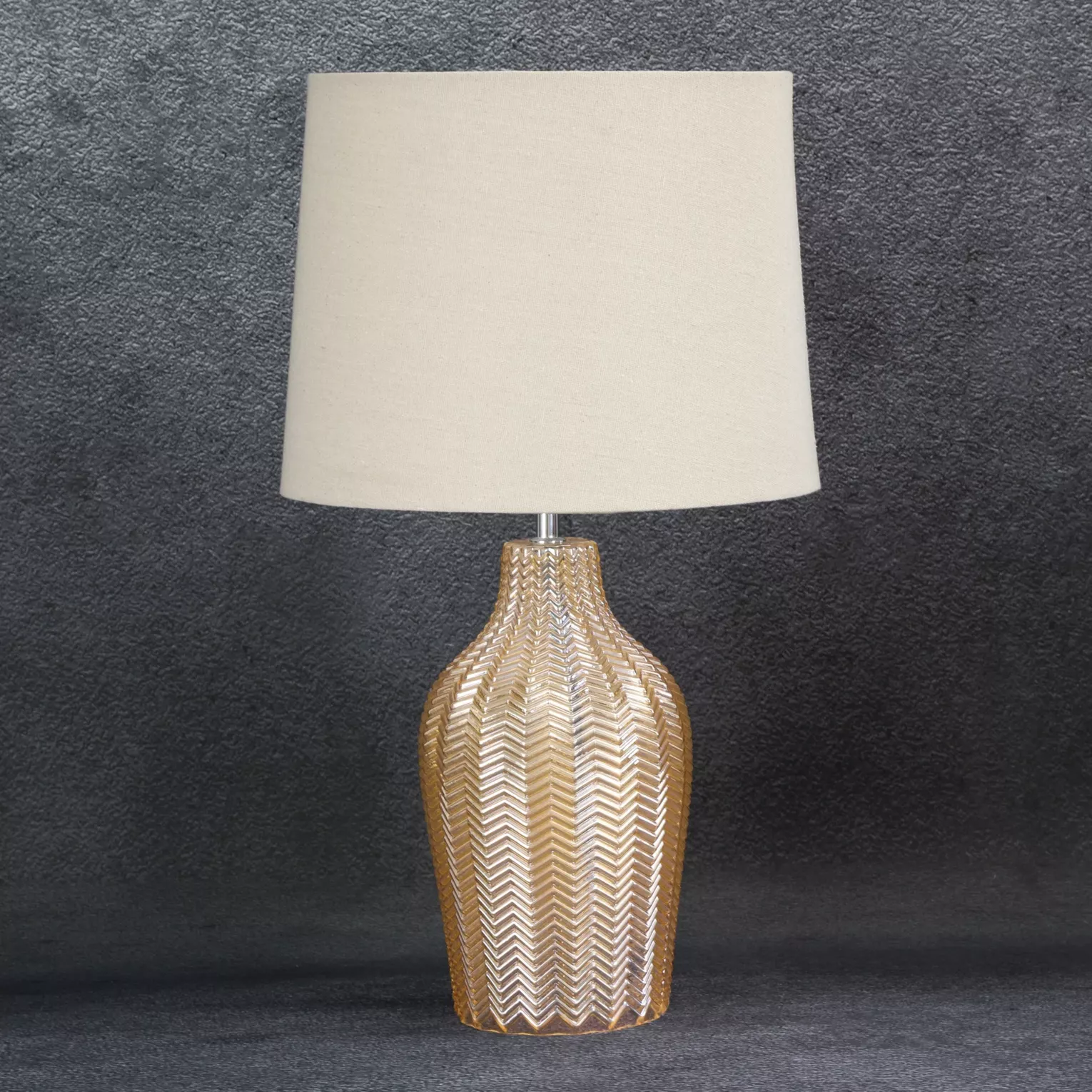 Lampa beżowo-złota z wytłaczaną szklaną podstawą średnica 34x59 cm DEVIN Eurofirany