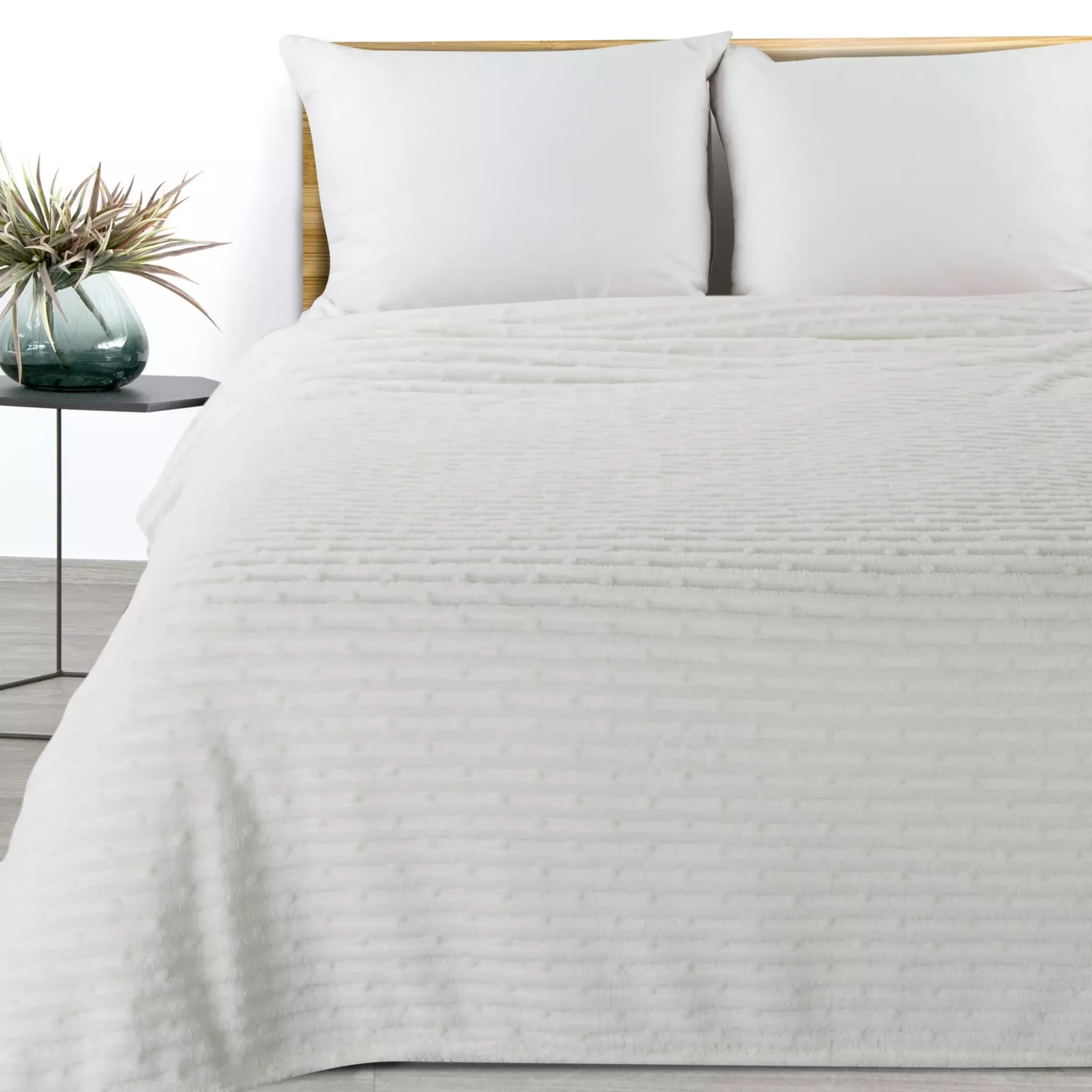 Koc  150x200 cm biały z wytłaczanym wzorem pasów LISA DESIGN 91 Eurofirany