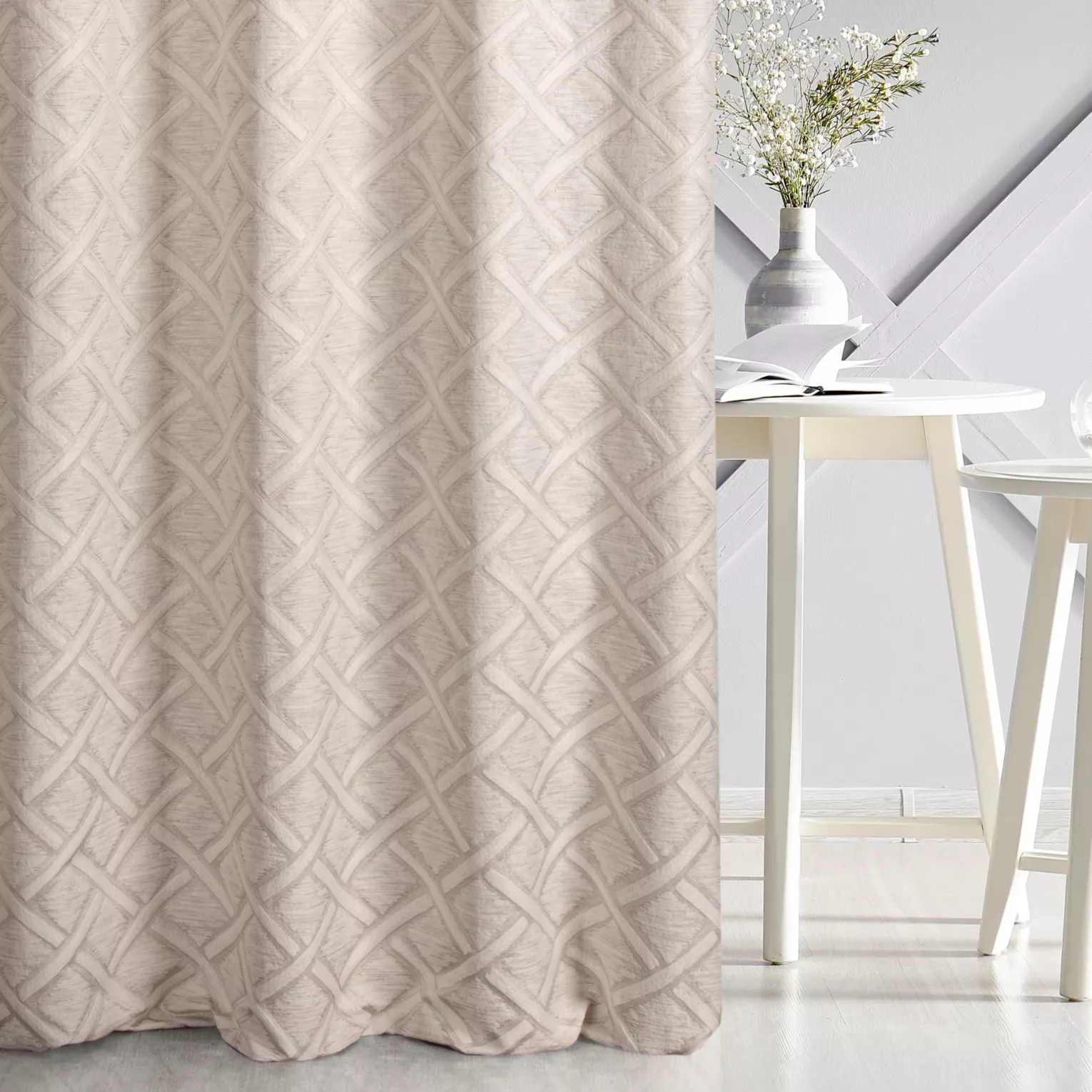 Zasłona szyta na taśmie 5 cm CROWN4 kremowo złocista z eleganckiej tkaniny z geometrycznym wzorem 3D i delikatnie błyszczącą nicią