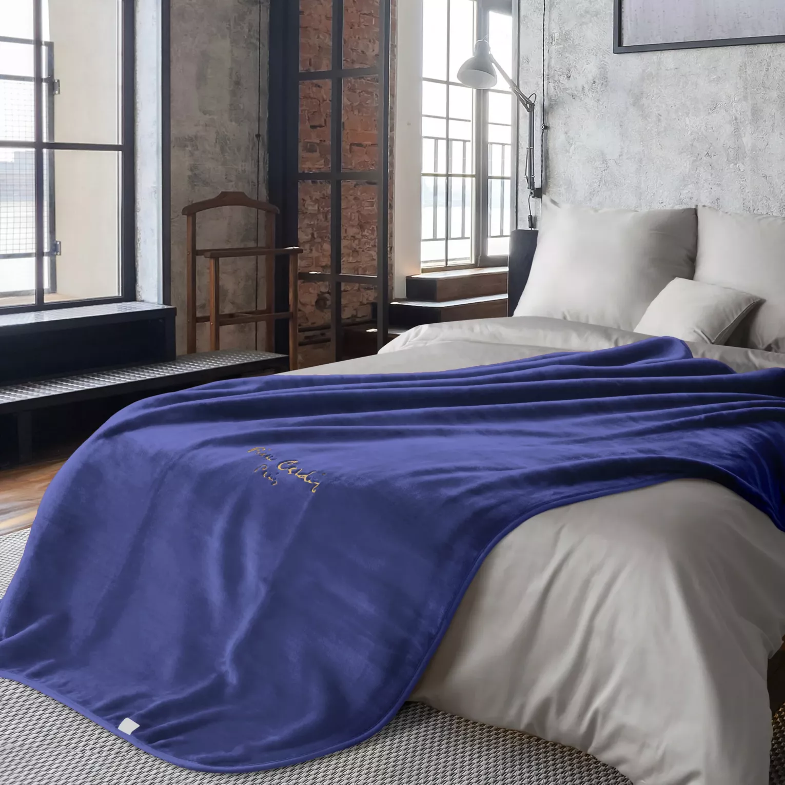 Koc  160x220 cm granatowy o wysokiej gramaturze z haftowanym logo CLARA PIERRE CARDIN Eurofirany