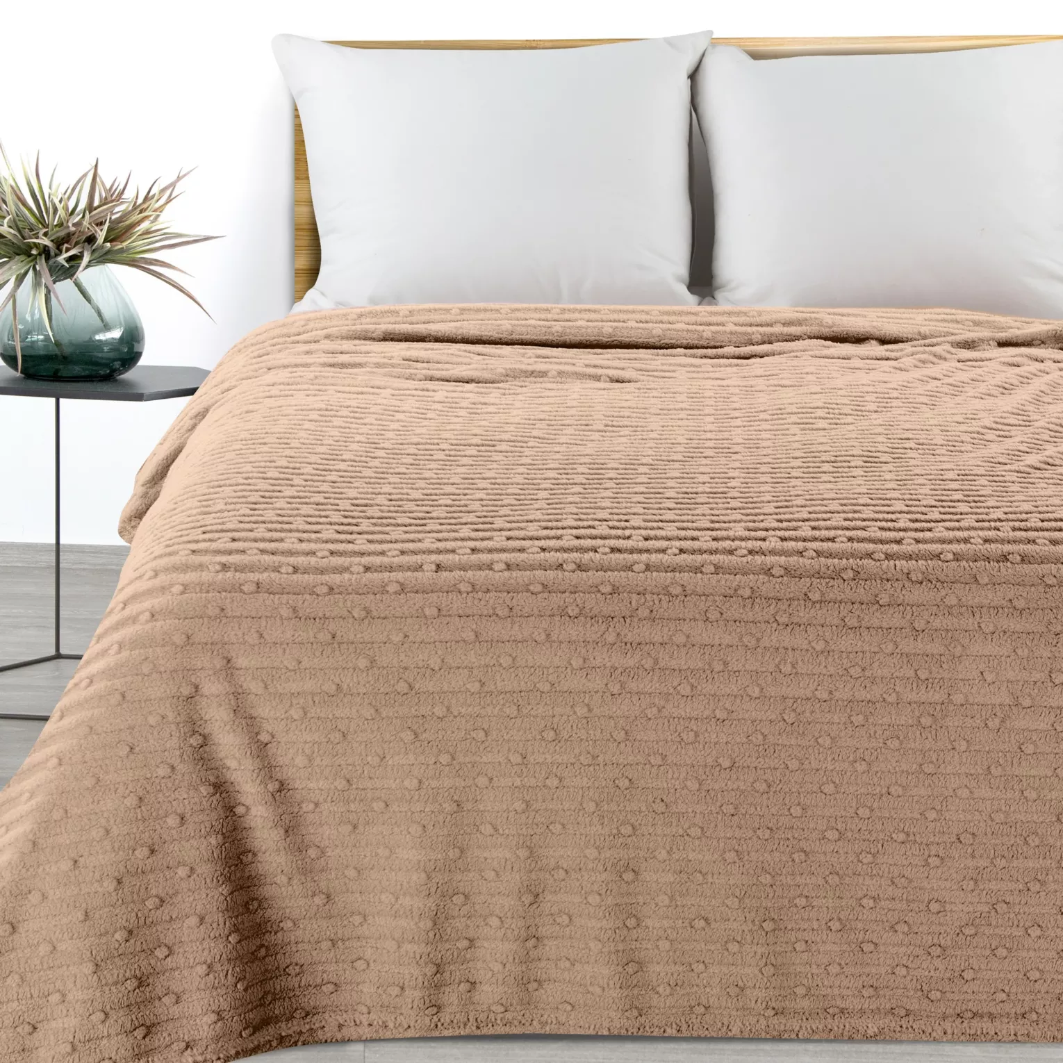 Koc  150x200 cm beżowy z wytłaczanym wzorem pasów LISA DESIGN 91 Eurofirany
