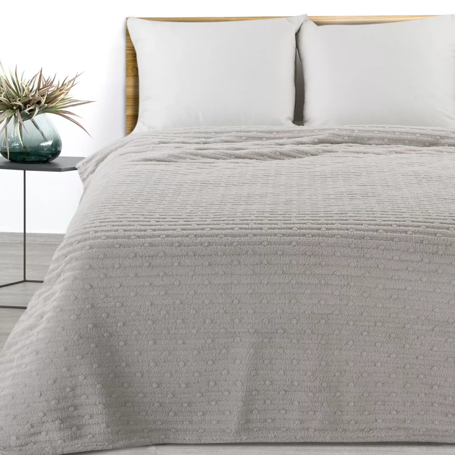 Koc  150x200 cm srebrny z wytłaczanym wzorem pasów LISA DESIGN 91 Eurofirany