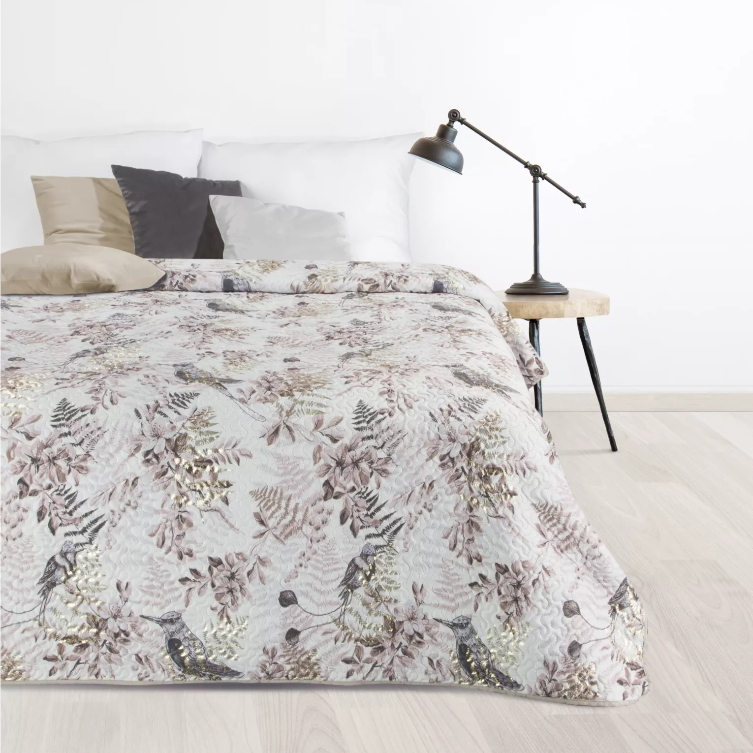 Narzuta biało, beżowa 200x220 cm z nadrukiem z motywem ptaków i gałązek ze złocistymi akcentami POLY DESIGN 91 Eurofirany