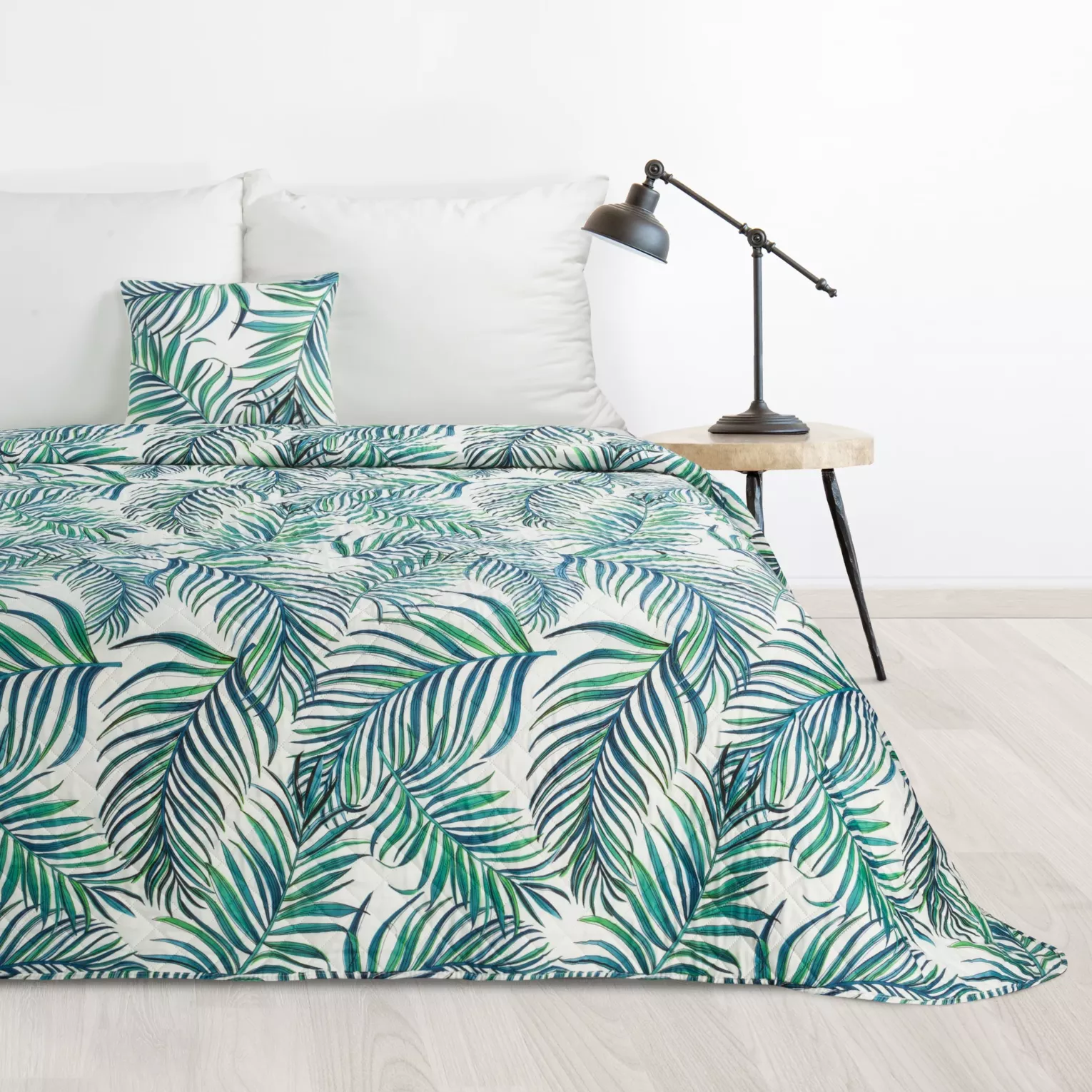 Narzuta biało, niebieska 200x220 cm z nadrukiem palmowych liści pikowana techniką hot press PALMS 2 DESIGN 91 Eurofirany