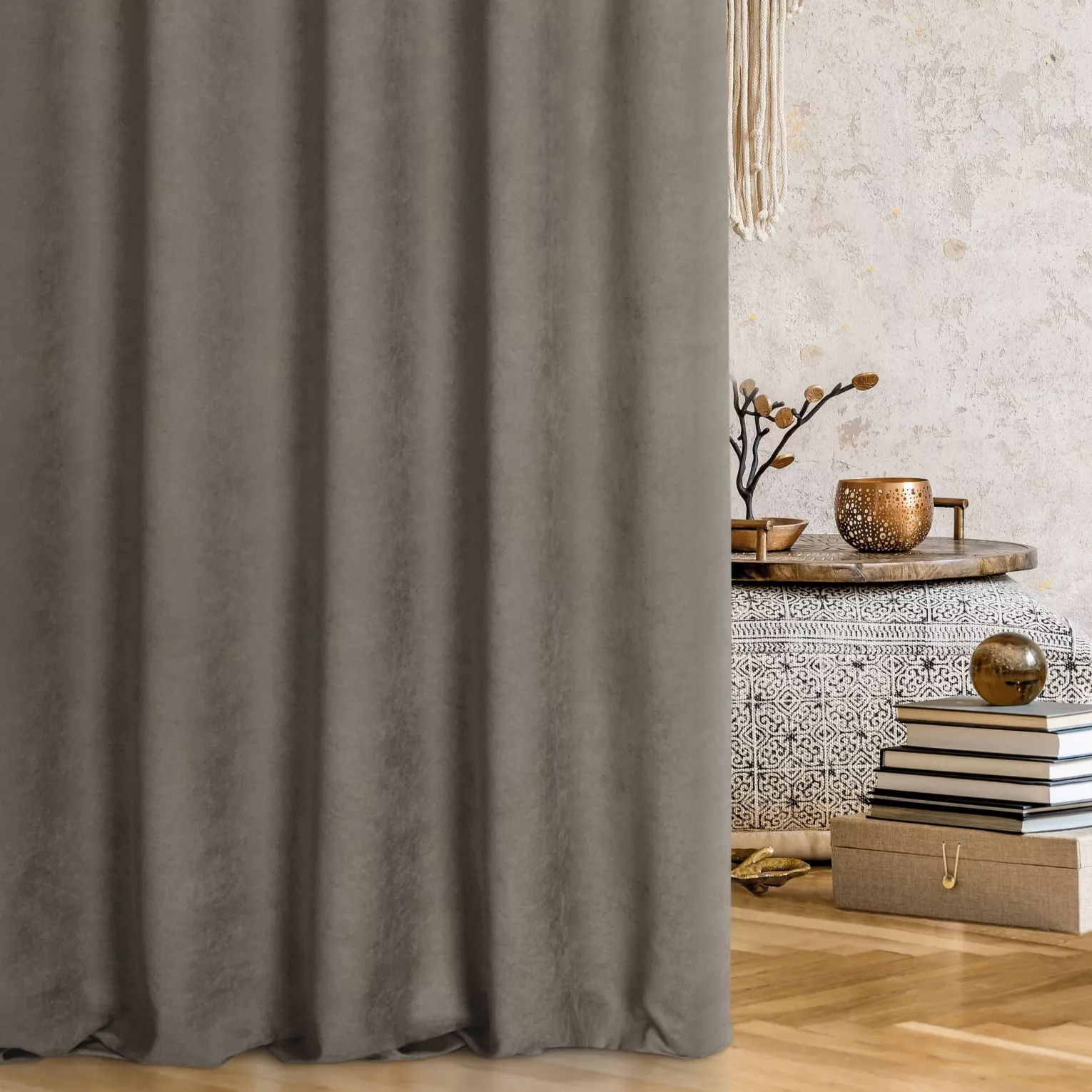 Zasłona szyta na taśmie fala ADESSA grafitowa z miękkiej tkaniny o welurowej strukturze