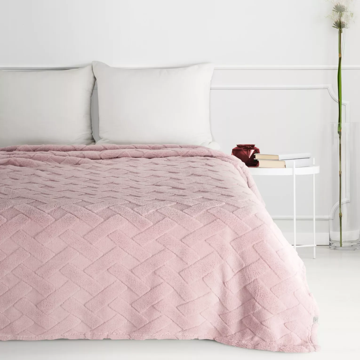 Koc flano 200x220 cm pudrowo różowy zdobiony wytłaczanym wzorem CARO DESIGN 91 Eurofirany