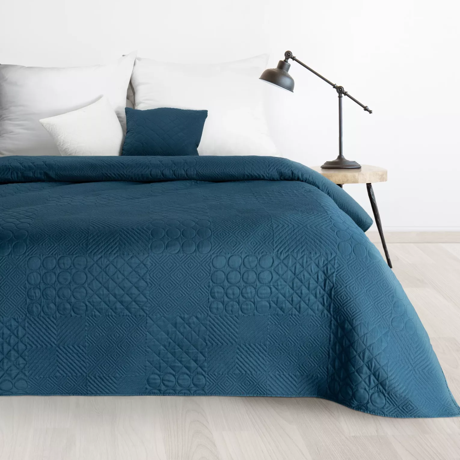 Narzuta granatowa 170x210 cm z patchworkowym motywem wytłaczanym techniką hot press BONI 5 DESIGN 91 Eurofirany