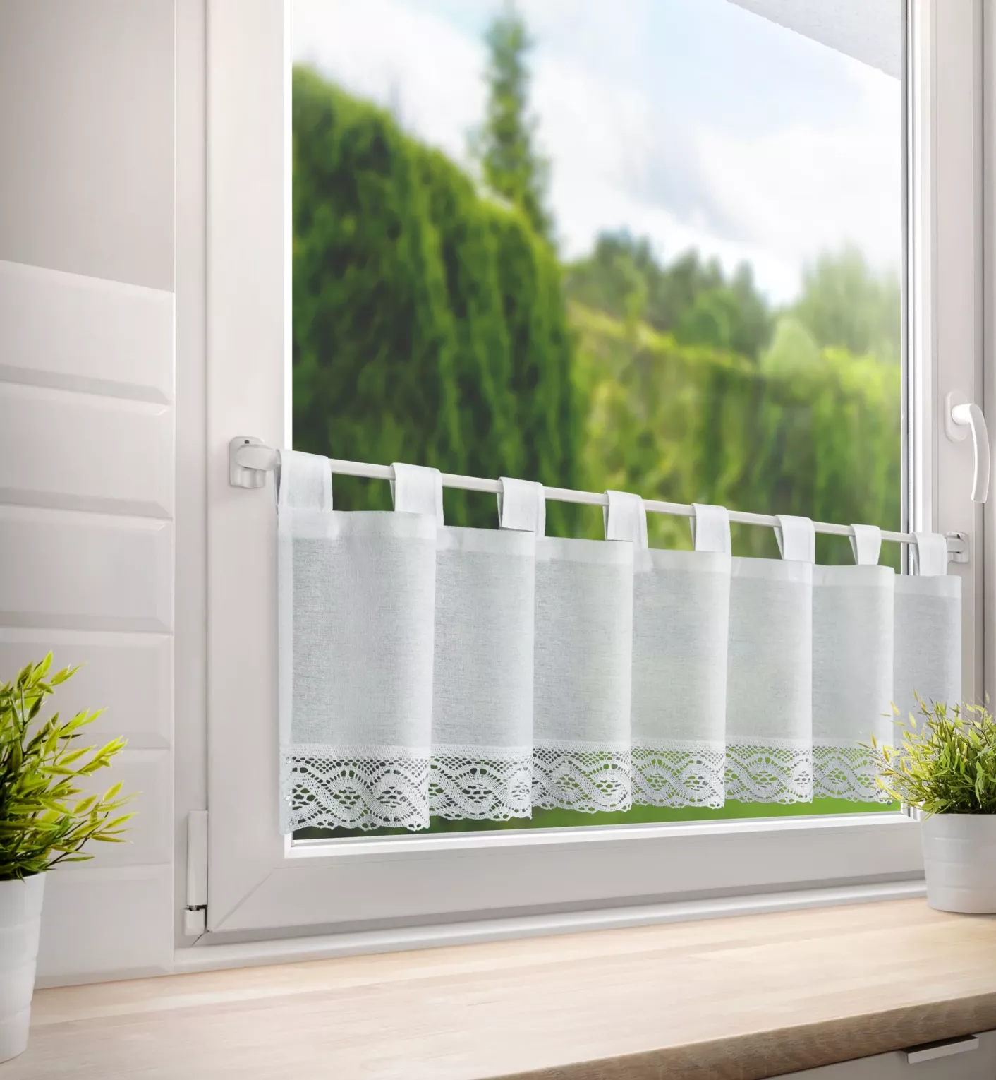 Zazdrostka biała z tkaniny z przewagą bawełny zdobiona koronką 150x30 cm VINCE  Eurofirany