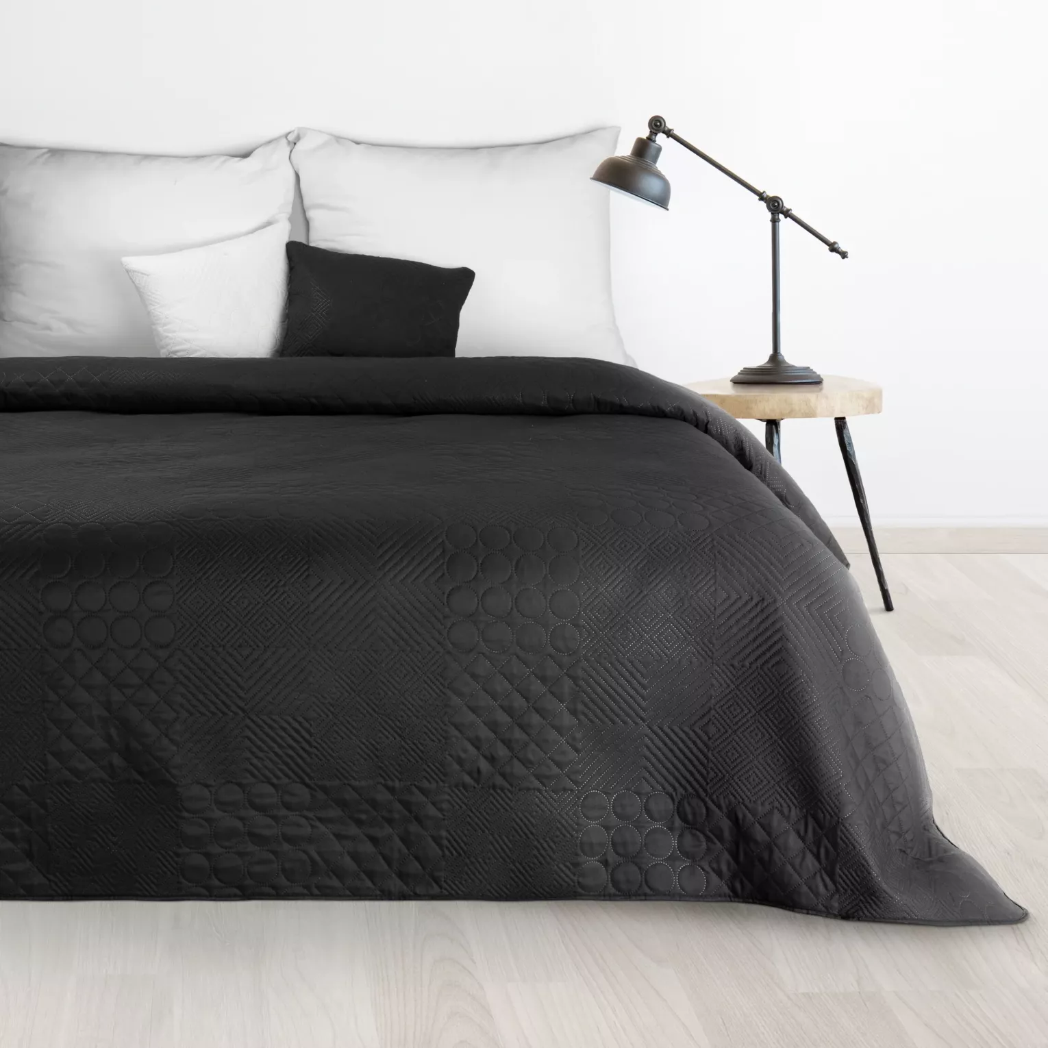 Narzuta czarna 170x210 cm z patchworkowym motywem wytłaczanym techniką hot press BONI 5 DESIGN 91 Eurofirany