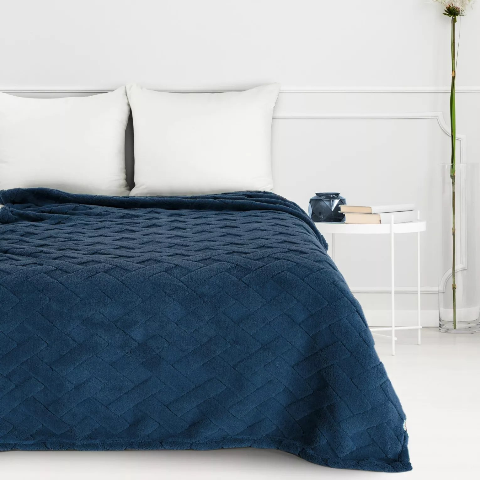 Koc flano 200x220 cm granatowy zdobiony wytłaczanym wzorem CARO DESIGN 91 Eurofirany