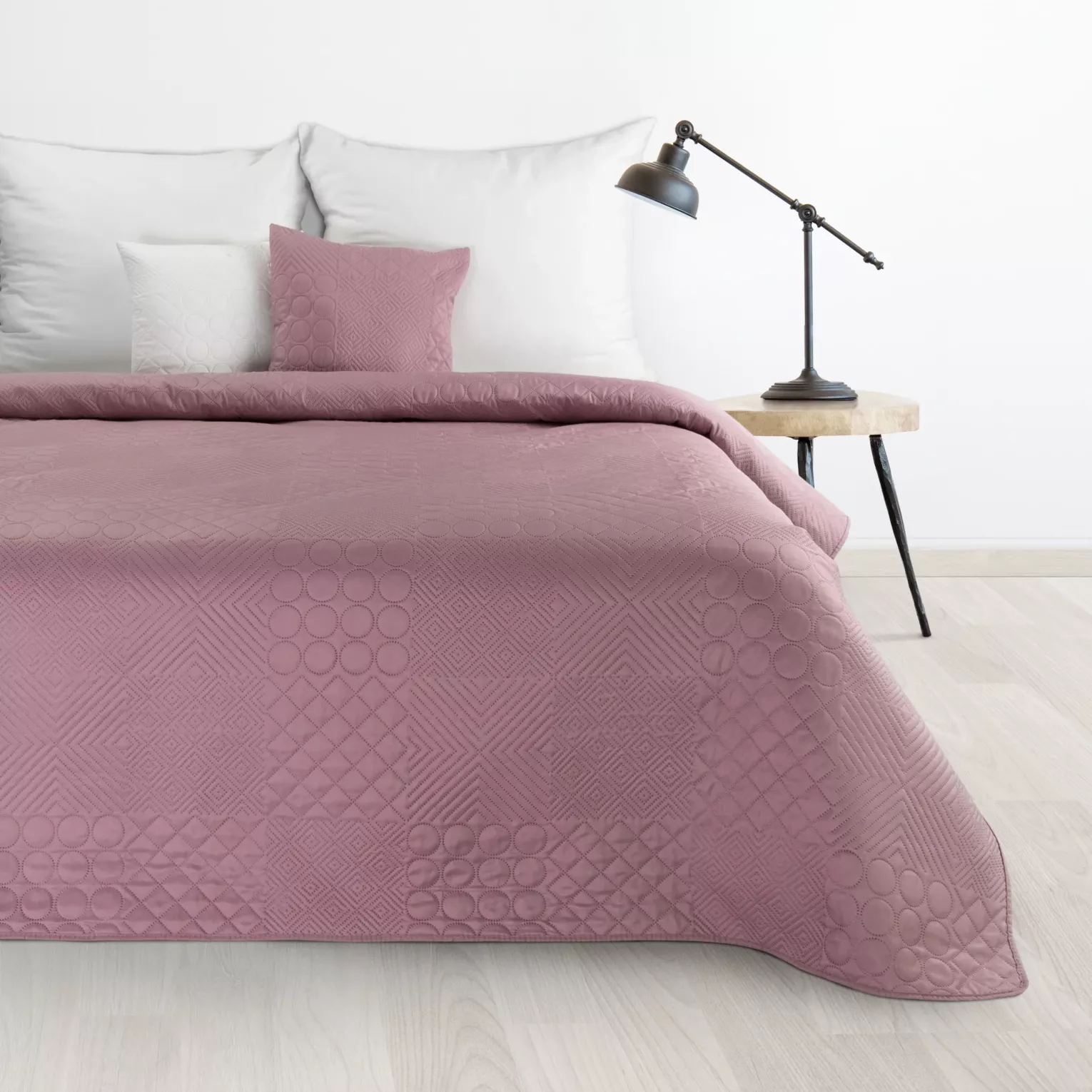 Narzuta różowa 170x210 cm z patchworkowym motywem wytłaczanym techniką hot press BONI 5 DESIGN 91 Eurofirany