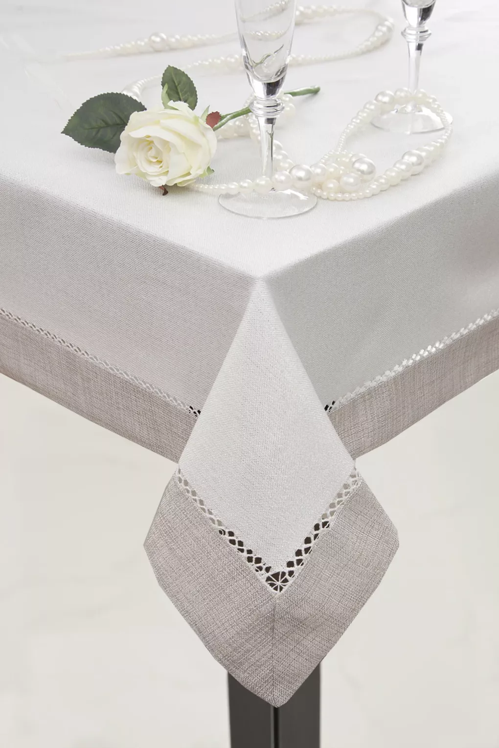 Bieżnik na stół biało, srebrny 40x140 cm EMMA z mereżką i ozdobną listwą