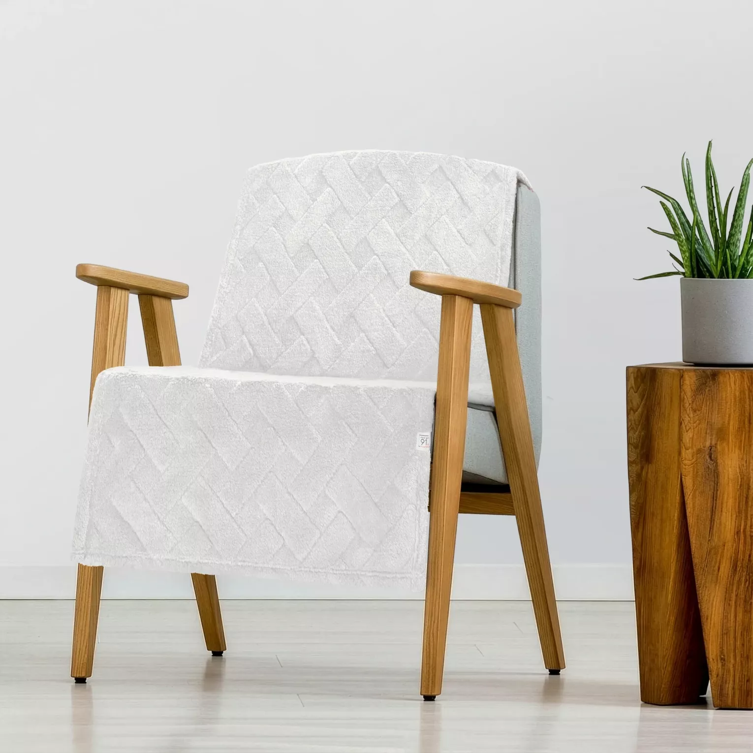 Narzuta na fotel-koc flano 70x160 cm biała zdobiona wytłaczanym wzorem CARO DESIGN 91 Eurofirany