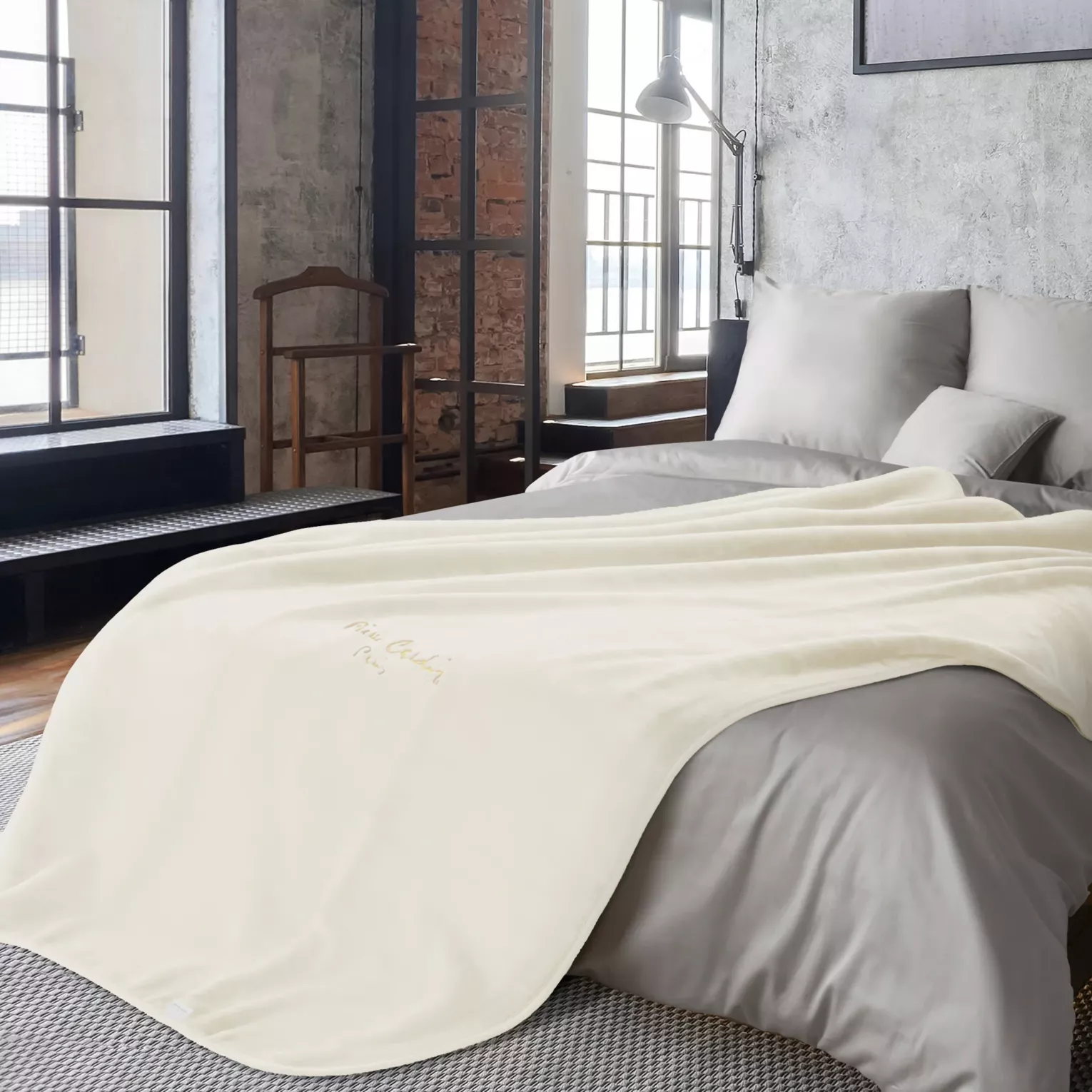 Koc  160x220 cm kremowy o wysokiej gramaturze z haftowanym logo CLARA PIERRE CARDIN Eurofirany