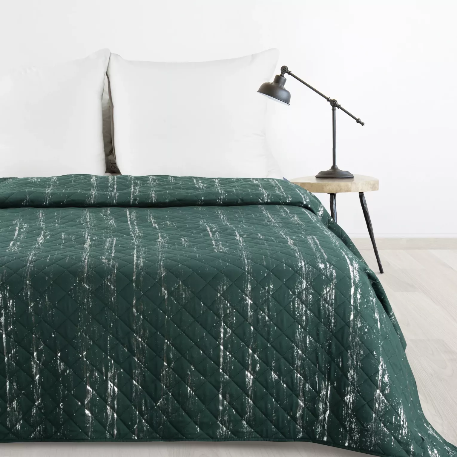 Narzuta ciemnozielono, srebrna 200x220 cm zdobiona przecieranym wzorem i pikowana metodą hot press BLINK 1 DESIGN 91 Eurofirany