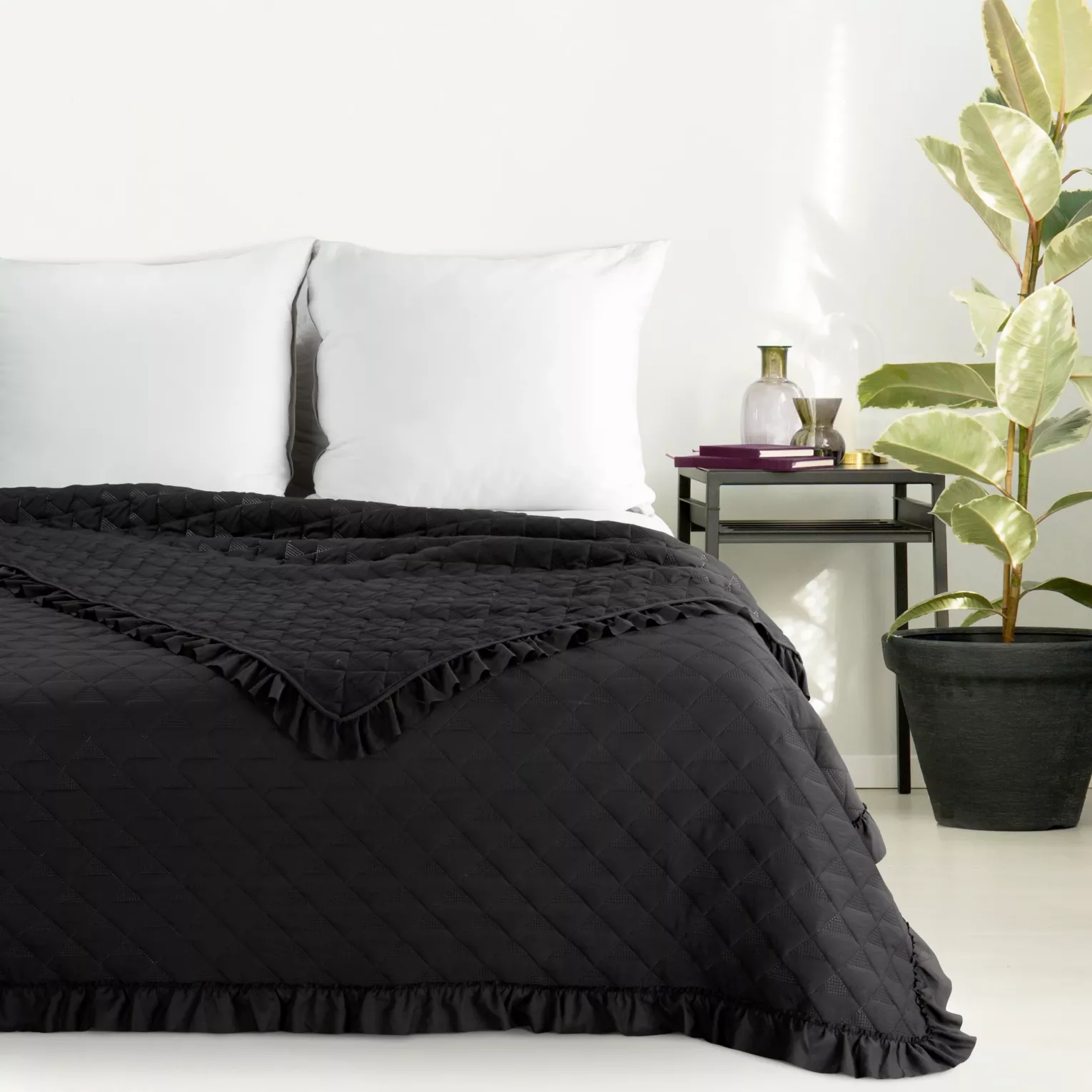Narzuta czarna 170x210 cm obszyta falbaną pikowana techniką hot press VANESA EUROFIRANY CLASSIC