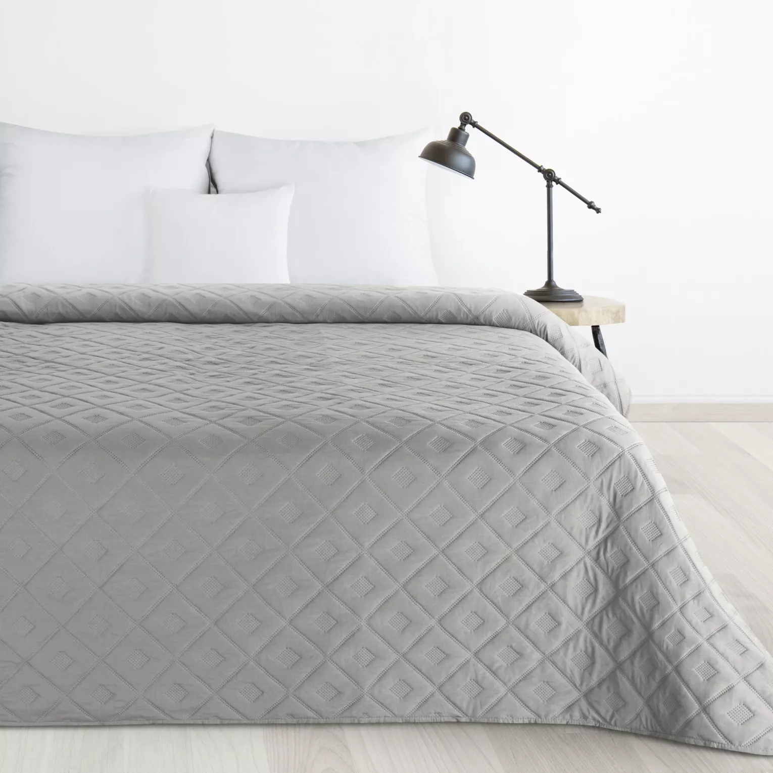 Narzuta srebrna 200x220 cm z geometrycznym wzorem wykonana techniką hot press ALARA 6 DESIGN 91 Eurofirany