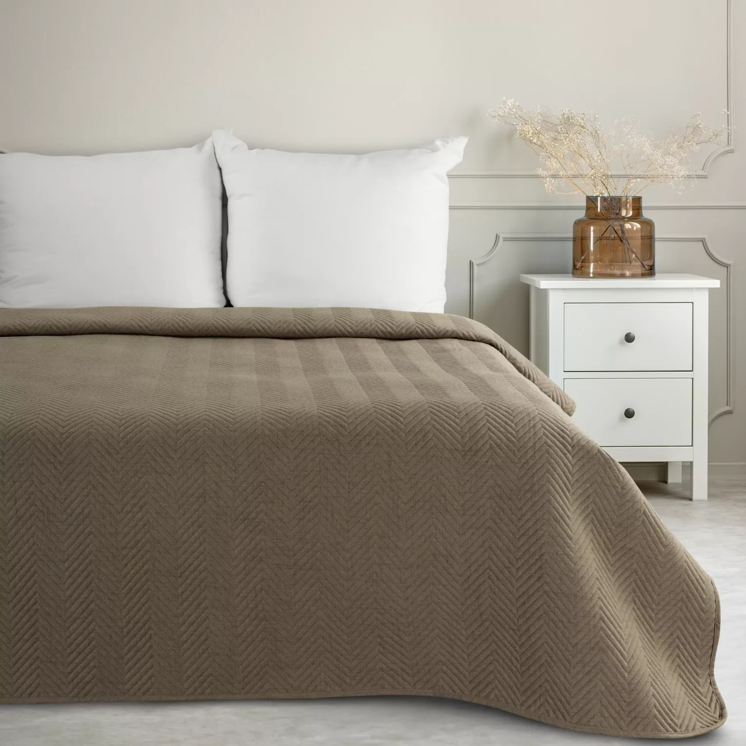 Narzuta z tkaniny o strukturze lnu ciemnobeżowa 170x210 cm pikowana w wzór jodełki LEN 3 EUROFIRANY PREMIUM L