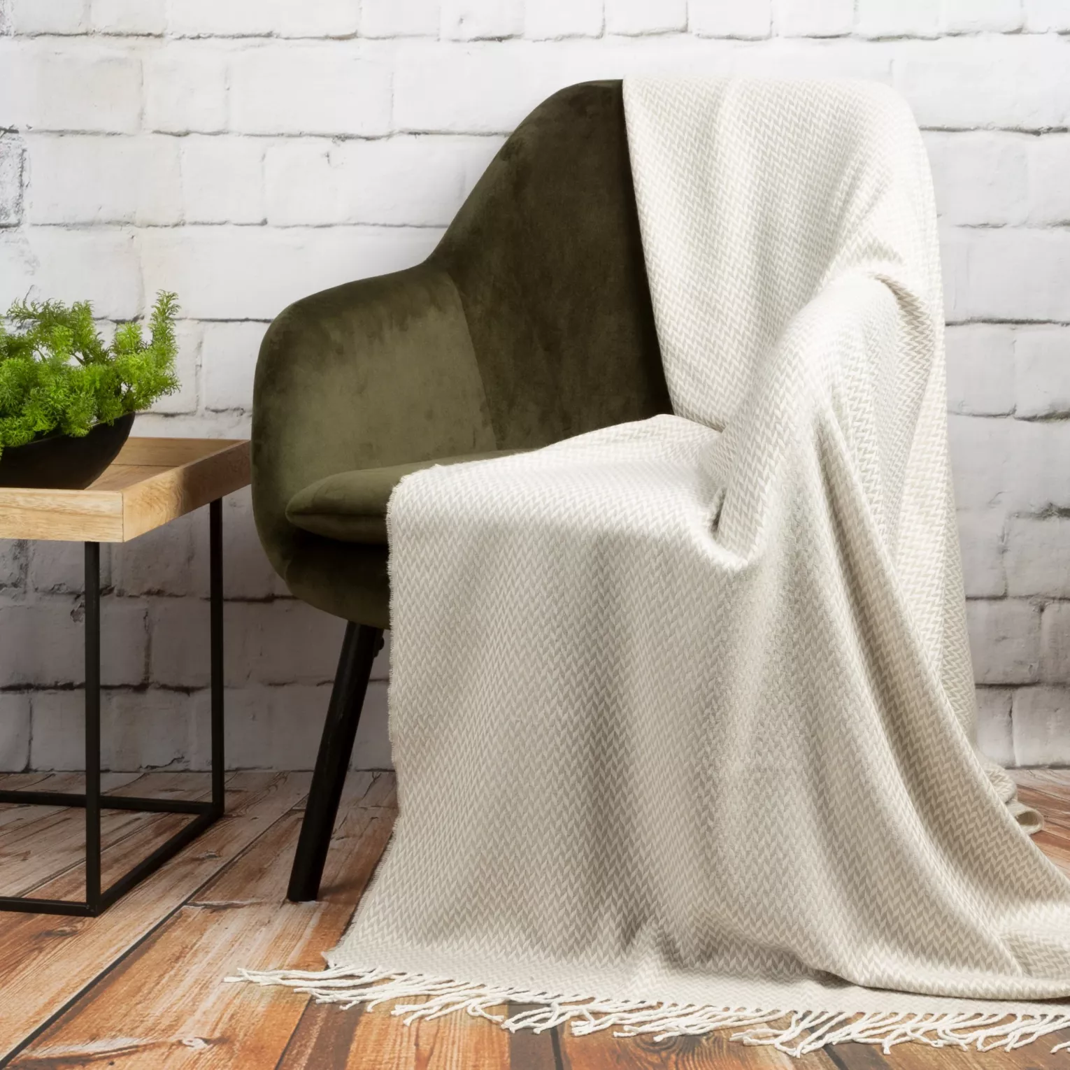 Koc akrylowy 130x170 cm beżowo, biały z drobnym strukturalnym wzorem i frędzlami AKRYL 3 EUROFIRANY PREMIUM