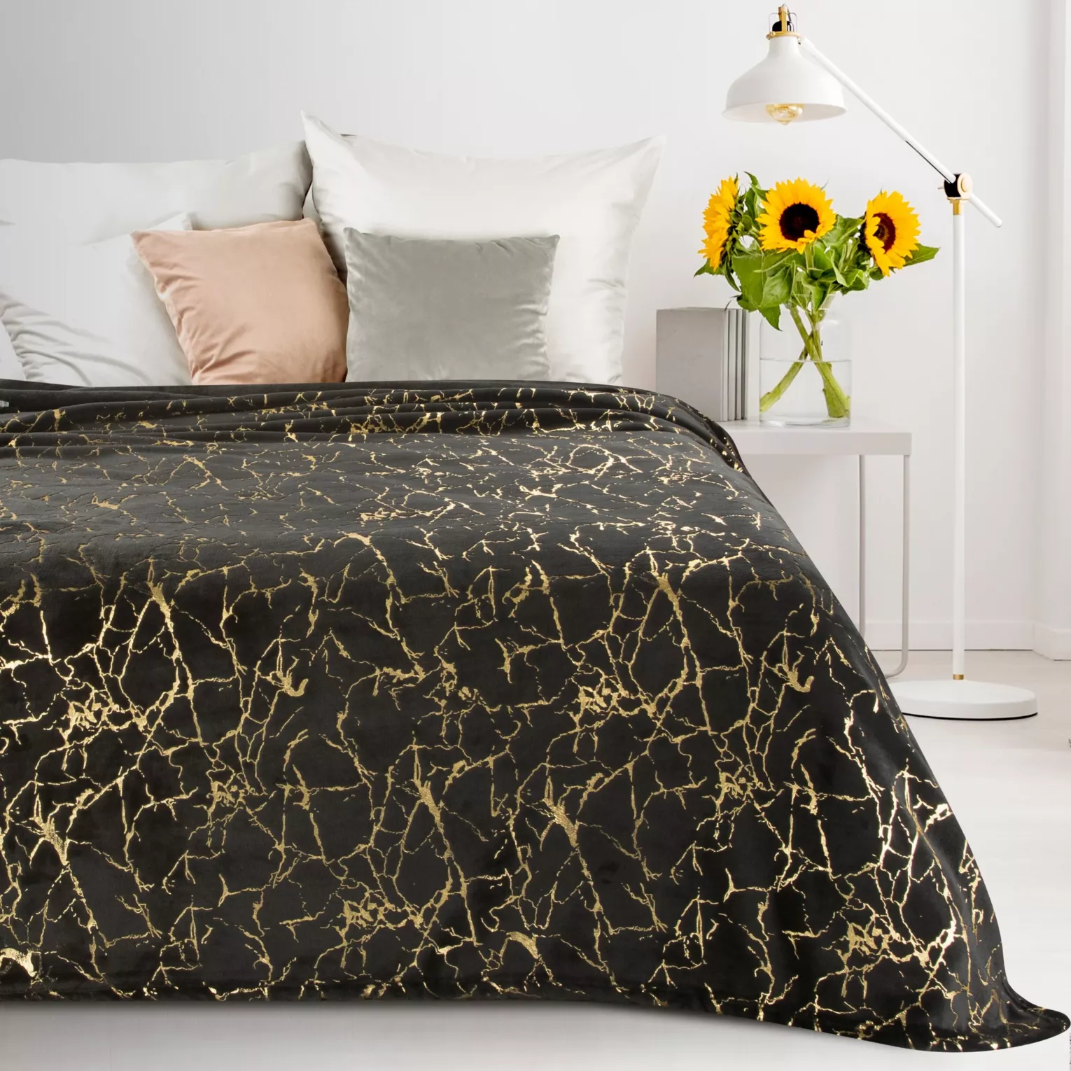 Koc  150x200 cm czarno, złoty z połyskującym nadrukiem marmurku GLAMO DESIGN 91 Eurofirany