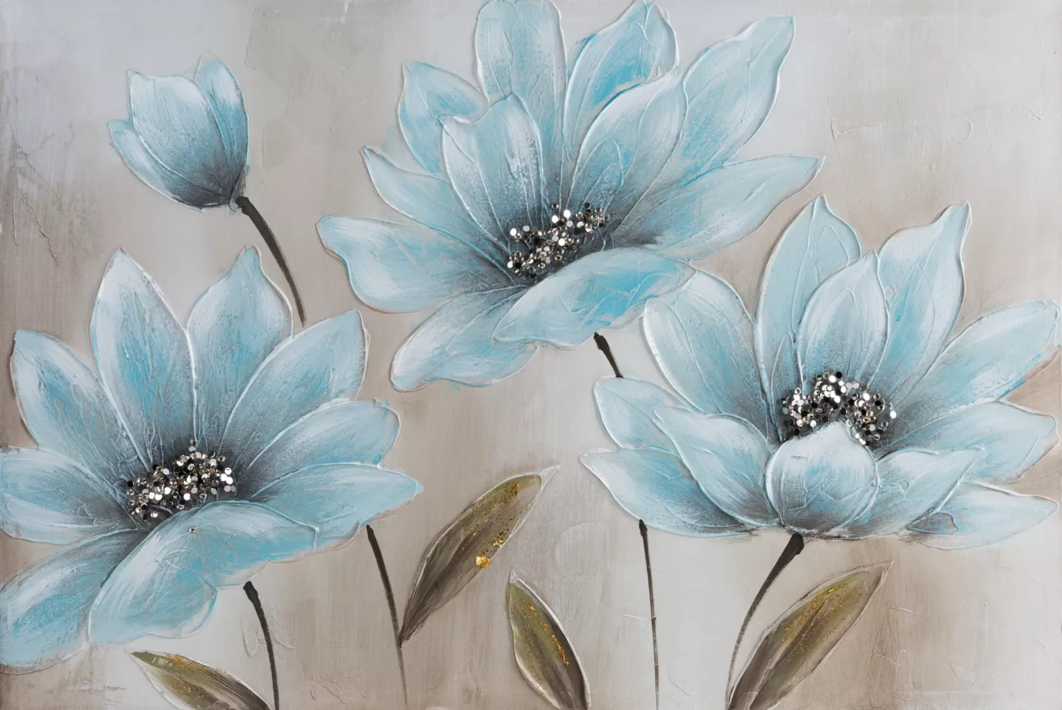 Obraz z kwiatami błękitno, beżowy ręcznie malowany na płótnie wykończony lśniącym brokatem 90x60 cm BLOOM 3  Eurofirany