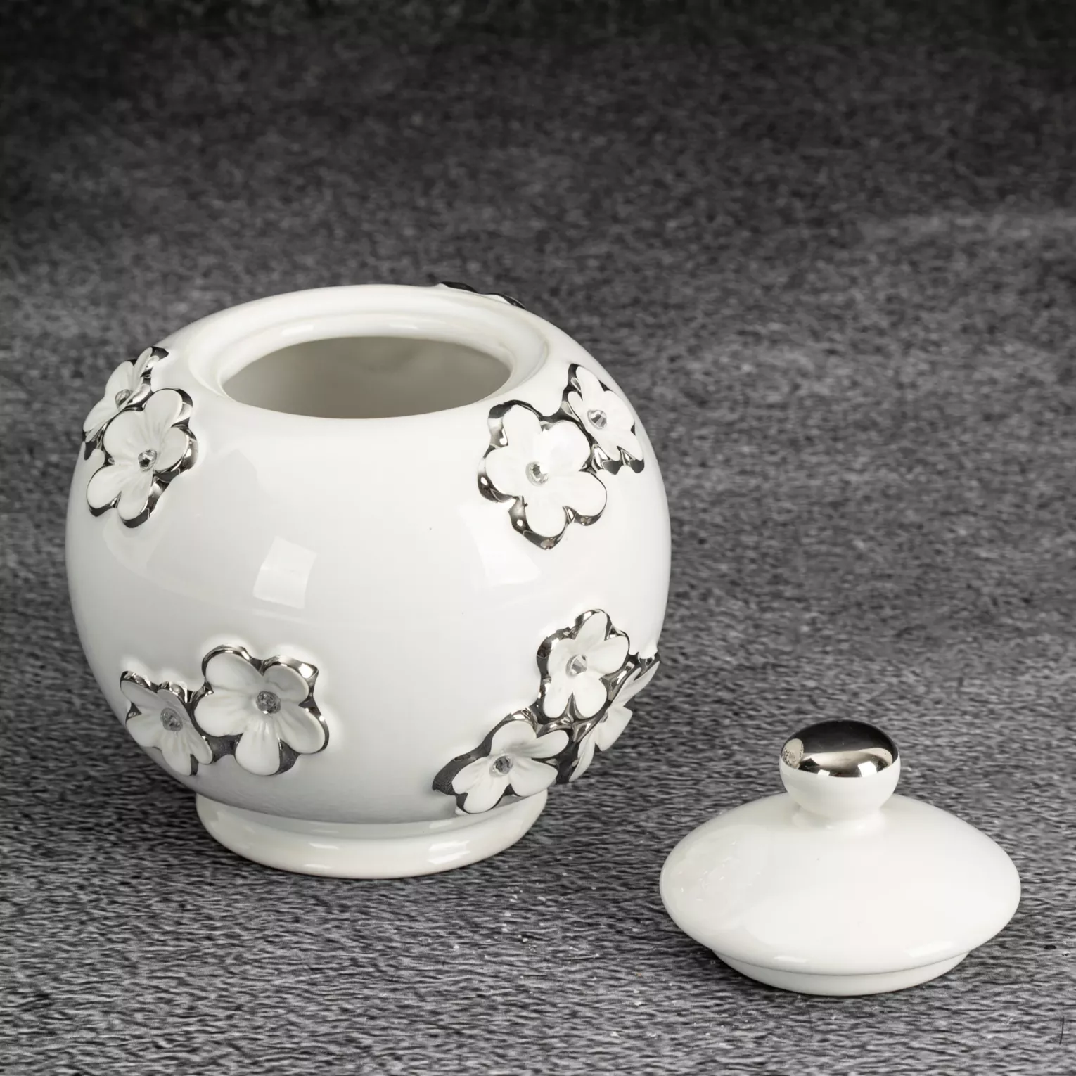 Pojemnik ceramiczny dekoracyjny biało-srebrny zdobiona drobnymi kwiatami 10x10x11 cm ARIANA Eurofirany