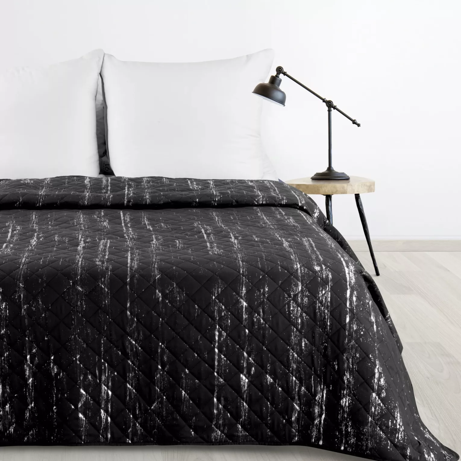 Narzuta czarno, srebrna 200x220 cm zdobiona przecieranym wzorem i pikowana metodą hot press BLINK 1 DESIGN 91 Eurofirany