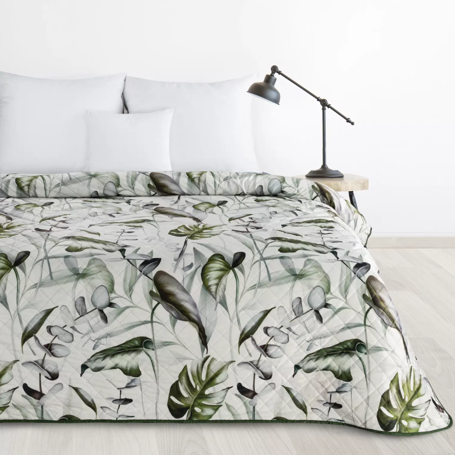 Narzuta welwetowa biało, oliwkowa 170x210 cm pikowana metodą hot press z nadrukiem liści monstery ELLEN DESIGN 91 Eurofirany