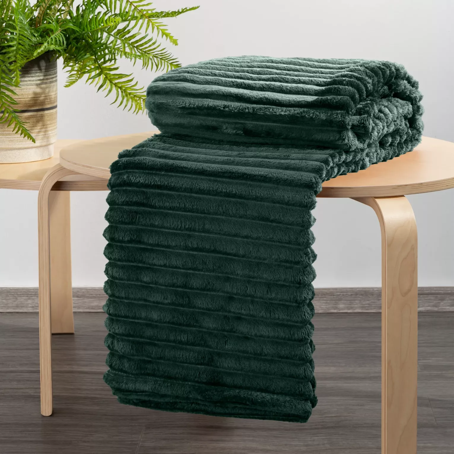 Koc flano 200x220 cm ciemnozielony zdobiony wytłaczanym wzorem z efektem 3D SOFT DESIGN 91 Eurofirany