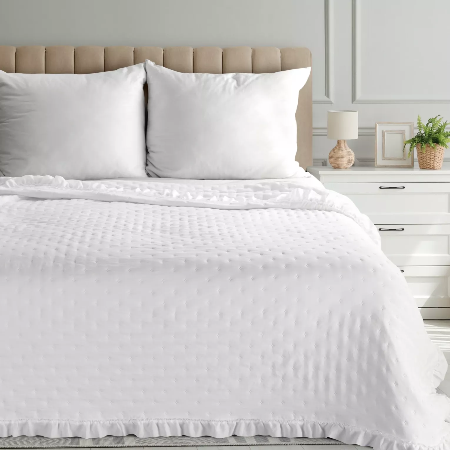 Narzuta biała 200x220 cm obszyta falbaną pikowana techniką hot press LIBI 3 EUROFIRANY CLASSIC