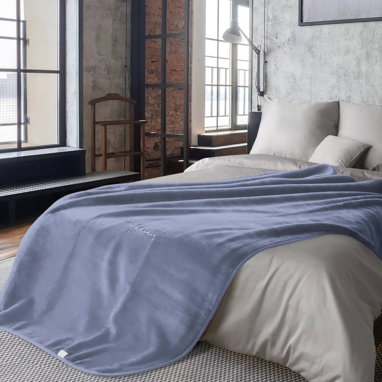 Koc  160x220 cm niebieski o wysokiej gramaturze z haftowanym logo CLARA PIERRE CARDIN Eurofirany