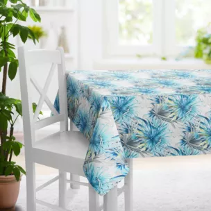 Obrus szyty KIMBERLY biało niebieski z miękkiej tkaniny typu blackout drukowanej w egzotyczne liście