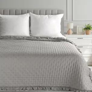 Narzuta szarobeżowa 220x240 cm obszyta falbaną pikowana techniką hot press LIBI 3 EUROFIRANY CLASSIC