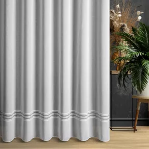 Firana szyta na flexach biała z matowej etaminy ozdobionej ażurowym pasem, wykończona obciążnikiem