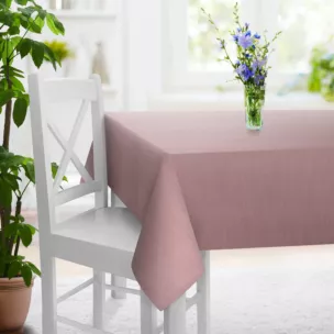 Obrus szyty ciemnoróżowy z miękkiej tkaniny o naturalnym splocie w stylu ekologicznym