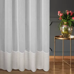 Tkanina firanowa z adenu zdobiona pasem kornelii