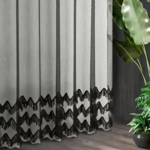 Firana szyta na tunelu czarna z delikatnej tkaniny typu aden zdobiona asymetrycznym frędzlowym haftem Italissima Eva Minge