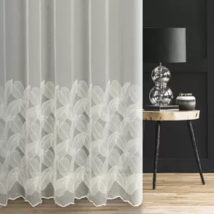 Firana szyta na flexach kremowo beżowa z delikatnej i miękkiej tkaniny typu PERU zdobionej ekskluzywnym haftem