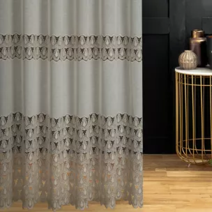 Firana szyta na taśmie 5 cm beżowa z matowej etaminy ozdobionej szeroką ażurową aplikacją w stylu eko