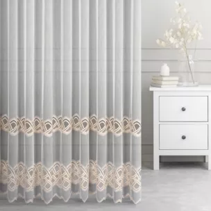 Firana szyta na flexach biało beżowa z delikatnej tkaniny typu aden zdobionej aplikacją o subtelnym połysku