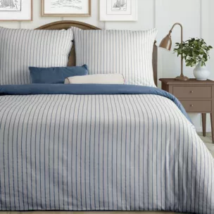 Pościel 140x200 cm komplet 2 częściowy z satyny bawełnianej kolor biało, granatowy w paseczki RAYA Eurofirany