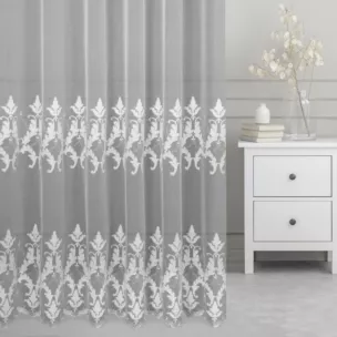 Firana szyta na tunelu biała z matowej tkaniny ADEN ozdobionej szenilowym haftem ornamentowym Pierre Cardin