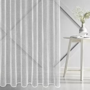 Firana szyta na taśmie 5 cm biała z luźno tkanej siatki szenilowej, delikatnej i miękkiej w dotyku, wykończona obciążnikiem
