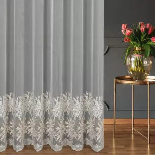 Firana szyta na przelotkach kremowo złota z kwiatowym, dwukolorowym haftem na tkaninie typu ADEN z delikatnym efektem deszczyku, zdobiona kryształkami Italissima